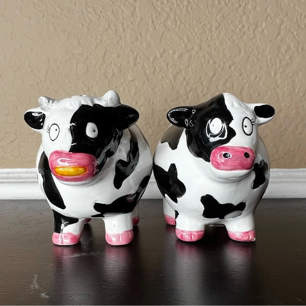 Vintage 1990’s Ohio Wholesale Black and White Cows Salt and Pepper Shakers Pair